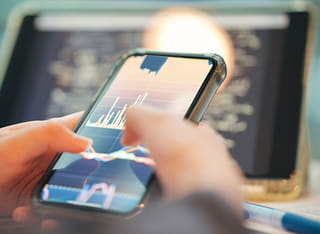 Investor reviewing a clear-cut withdrawal and fund transfer procedure